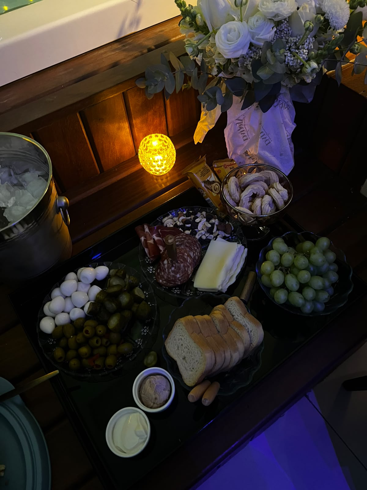 Mesa de brunch com espumante e tábua de frios
