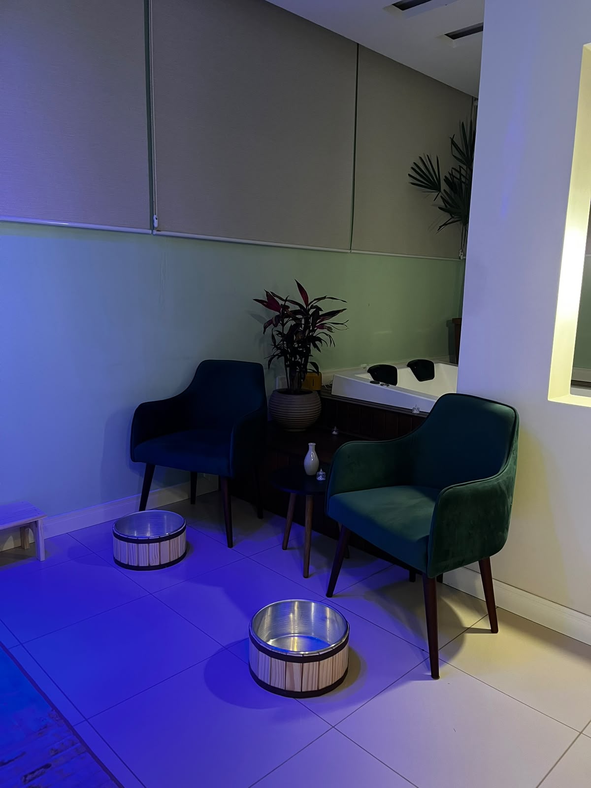 Sala de escalda-pés e cromoterapia