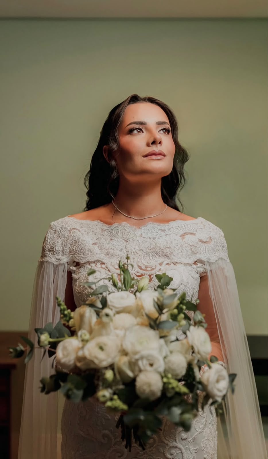 Noiva com buquê de flores brancas