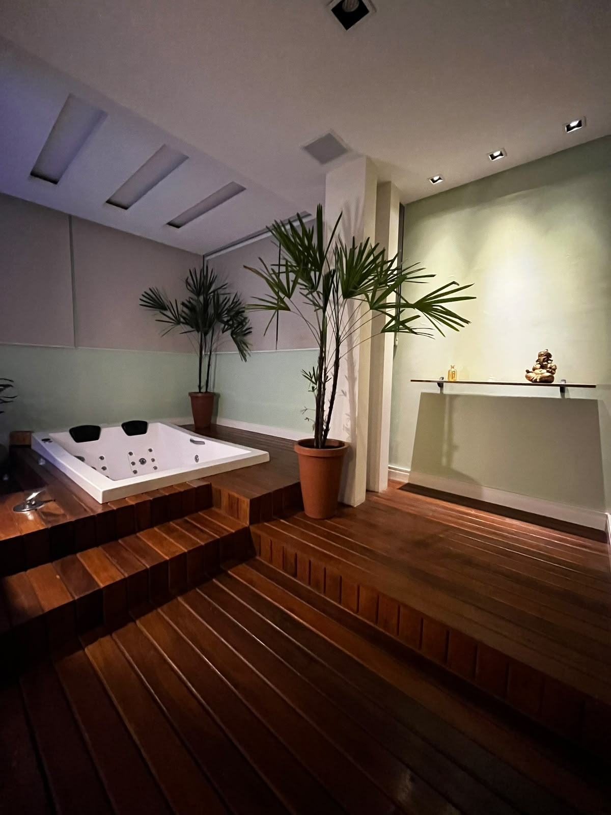 Sala de hidromassagem com deck de madeira